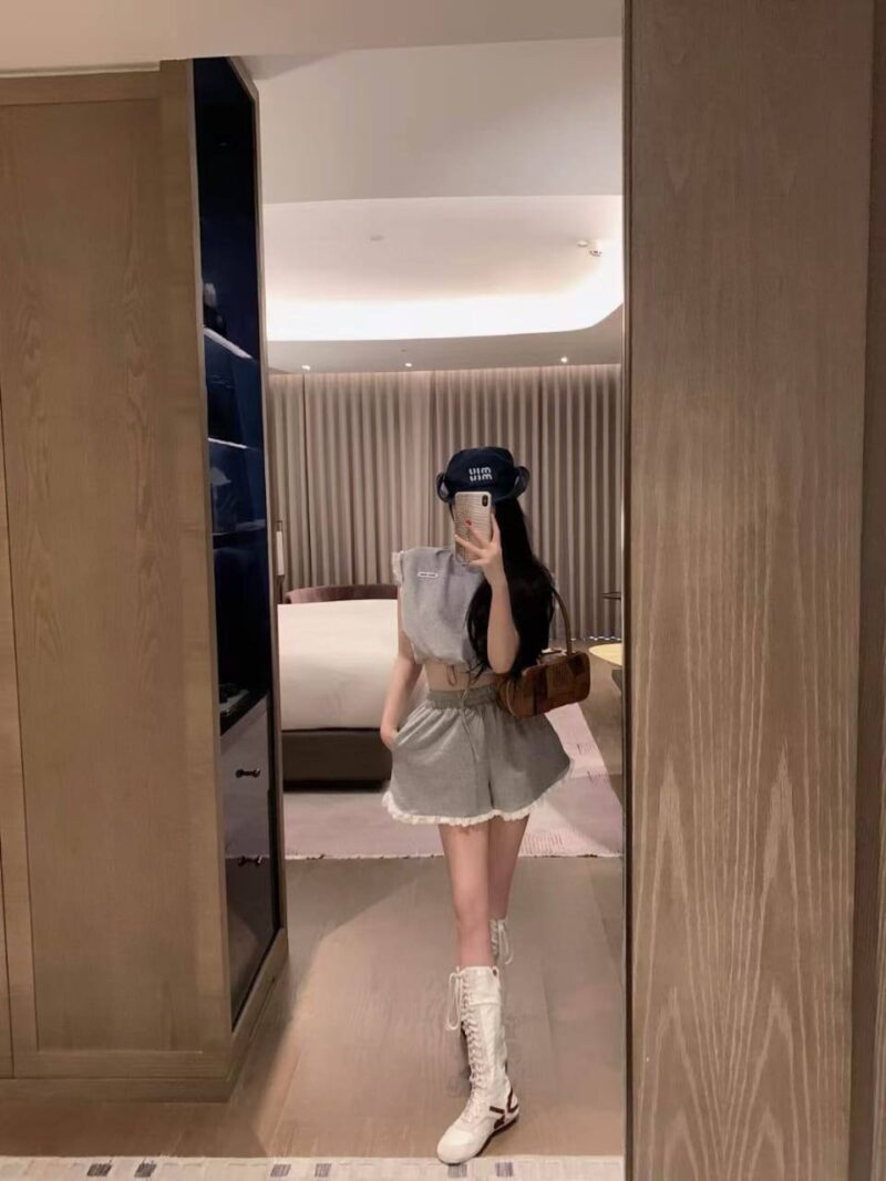 طقم كاجوال ترندي بلمسة رياضية بأطراف دانتيل