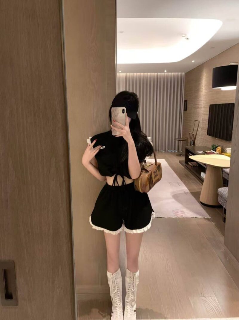 ⁦طقم كاجوال ترندي بلمسة رياضية بأطراف دانتيل⁩ - الصورة ⁦2⁩